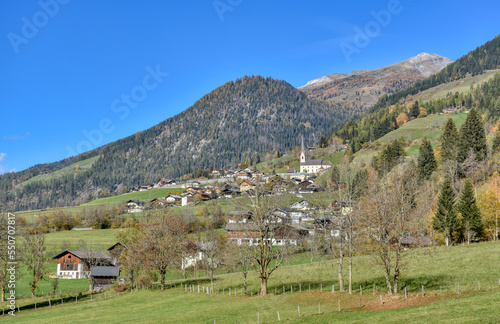 Wallpaper Mural Kirche, Mölltal, Sagritz, Großkirchheim, Georg, Heiliger Georg, Mittelalter, Gotisch, Spätgotisch, Kirchturm, Dorf, Haus, Fenster, Bergdorf, Oberkärnten, Kärnten, Hohe Tauern, Nationalpark, Österreich Torontodigital.ca