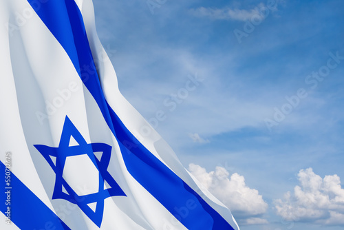 Foto Israel flag with a star of David over cloudy sky background