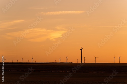 viele Windkraftanlagen im Windpark