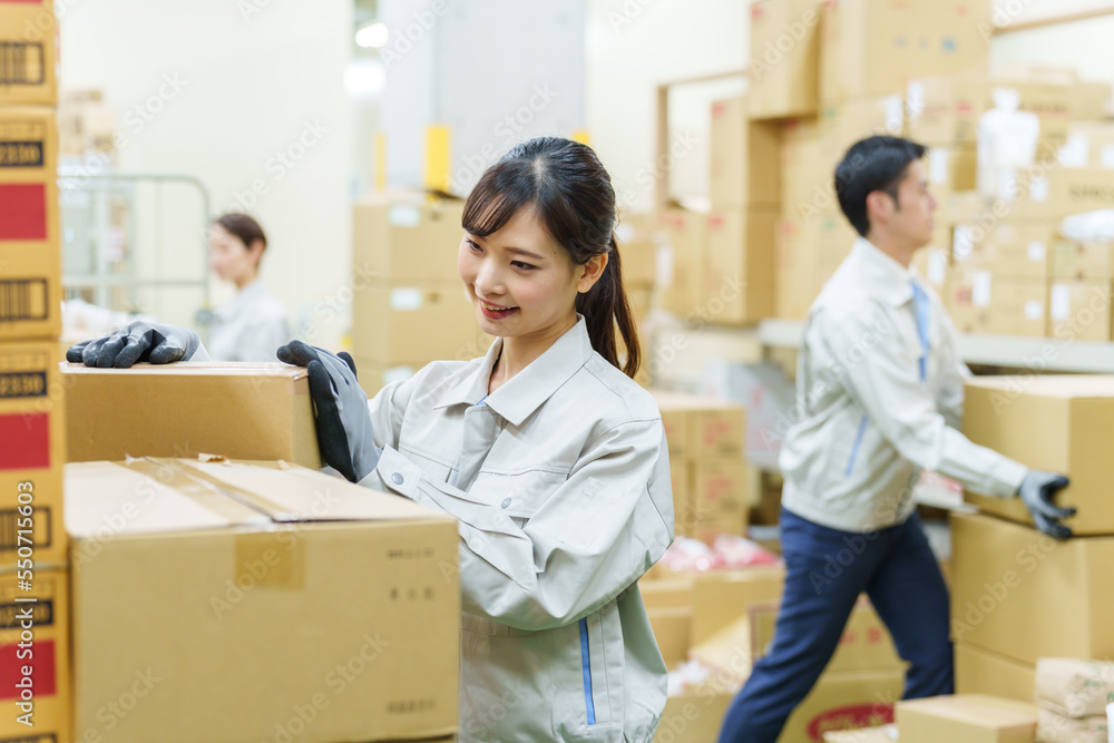 工場で働く作業員