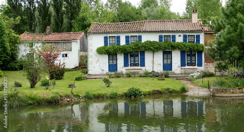 Maison bleue dans le Marais Poitevin
