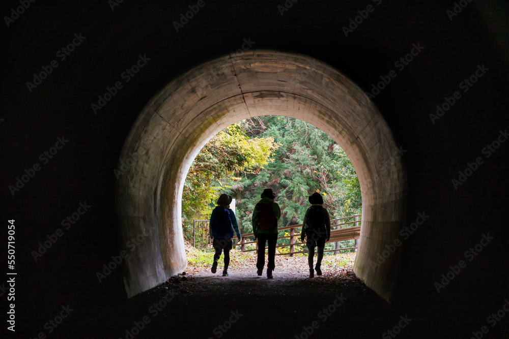 トンネルの中をハイキングする女性たち