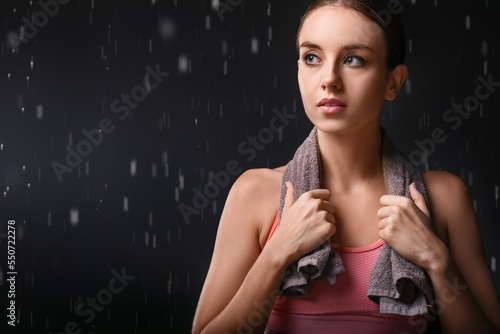 Sporty young woman with tow...