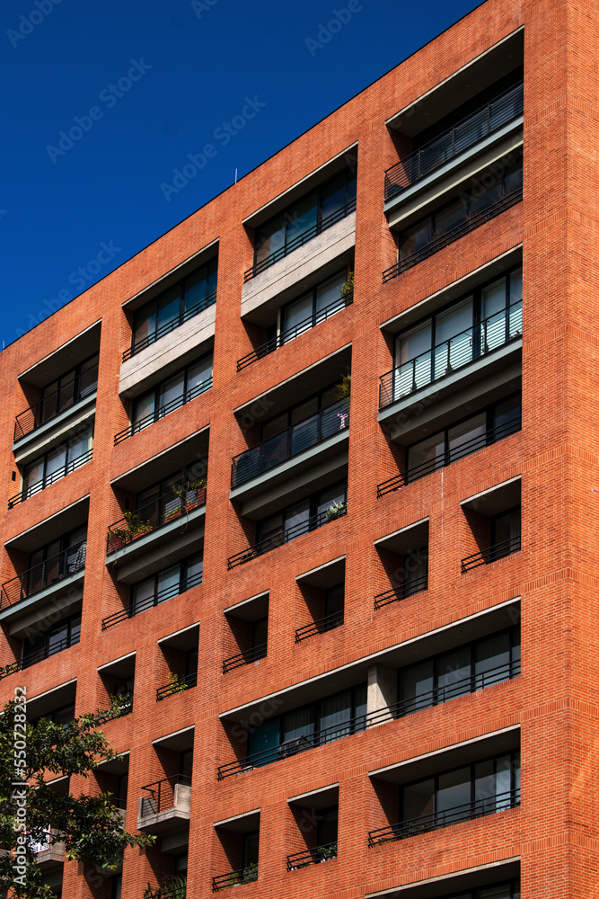 Arquitectura ladrillos con sombras, cielo azul