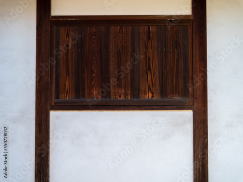 土蔵の雨戸と白壁