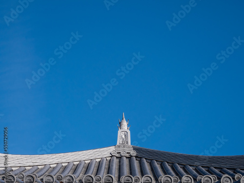 屋根のエンブレムと空