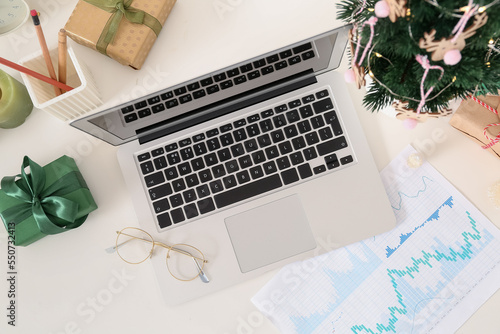 Laptop with Christmas tree ...
