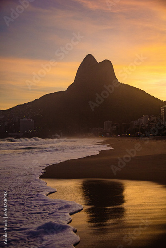 Atardecer en la playa del Leblon y de fondo el morro Dos Hermanos, Rio de Janeiro - Brasil