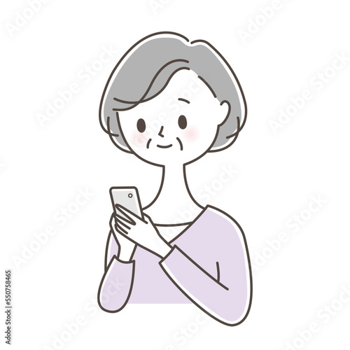 スマートフォンを操作するシニア女性