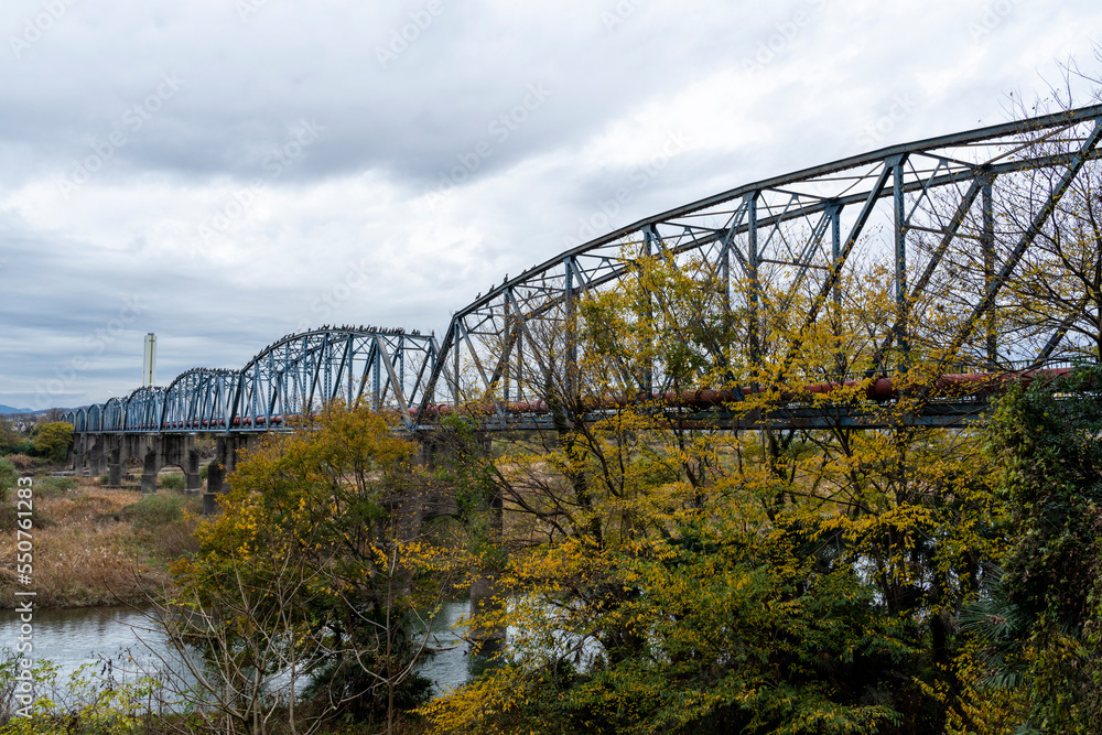 相模川に架かる水道橋の風景