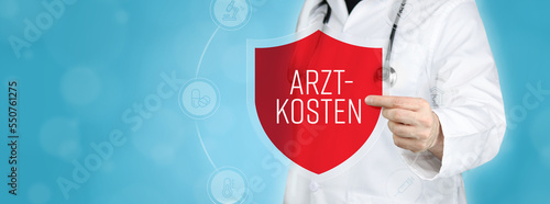 Arztkosten. Arzt hält rotes Schutzschild umgeben von Icons im Kreis. Medizinisches Wort im Symbol