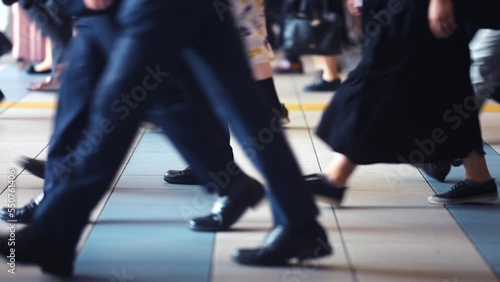 通勤ラッシュの足元の映像