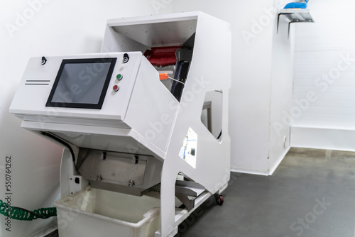 Quadro su tela color sorter workroom. color sorter in food production