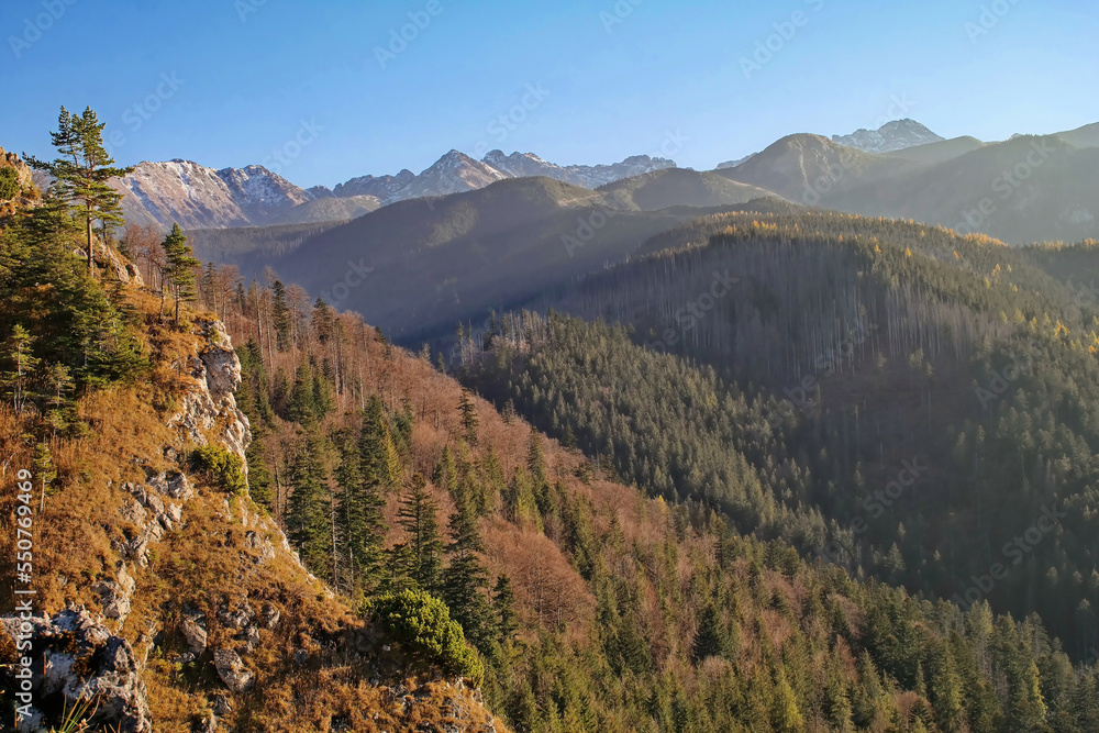 Widok z Nosala w Tatrach. Krajobraz jesienny.