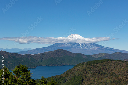 箱根ターンパイクから見る芦ノ湖と富士山