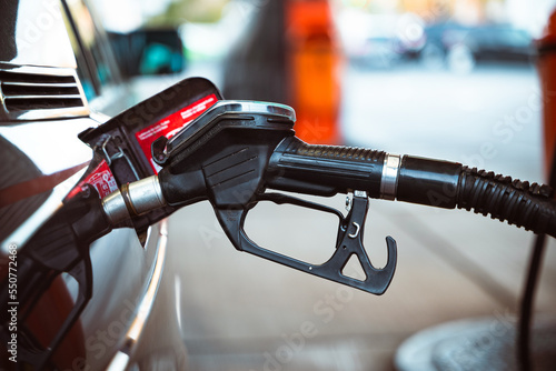 Zapfpistole an der Takstelle, Benzin, Diesel, Tanken, Spritpreise