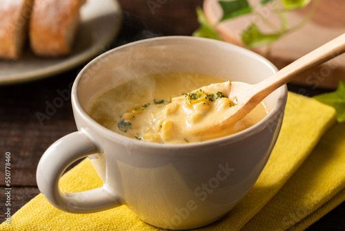 Wallpaper Mural ほんわか湯がが立つ、温かいコーンポタージュスープ Torontodigital.ca