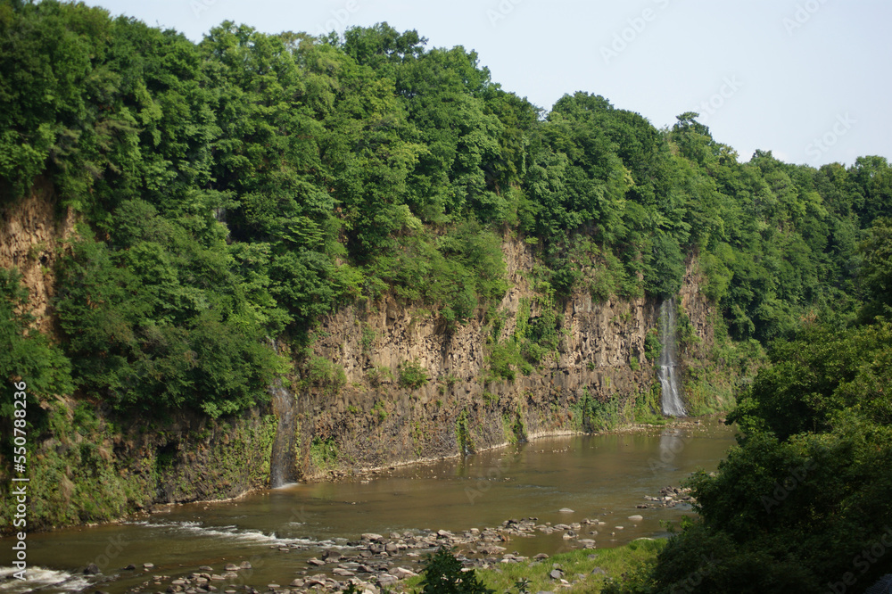 The lava which flowed from the explosion created various geographies such as Basalt cliffs, columnar joints and waterfalls, and eventually developed the beautiful landscape of present Hantan-river.