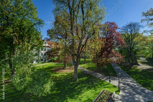 Der Fronhof in der Fürstbischöflichen Residenz in Augsburg, eine öffentliche Parkanlage im Frühling © ARochau