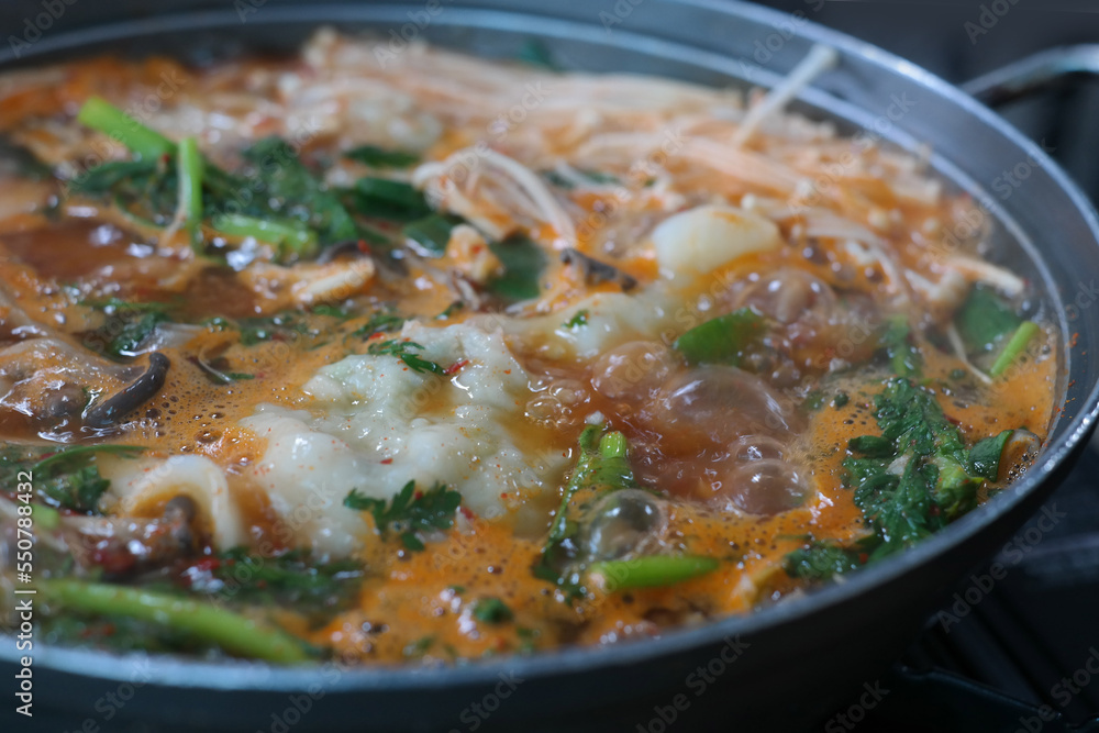 Mandu (dumplings) simmered in broth with beef, mushrooms, carrots, and other vegetables. The many ingredients produce a savory soup that goes well with the dumplings.