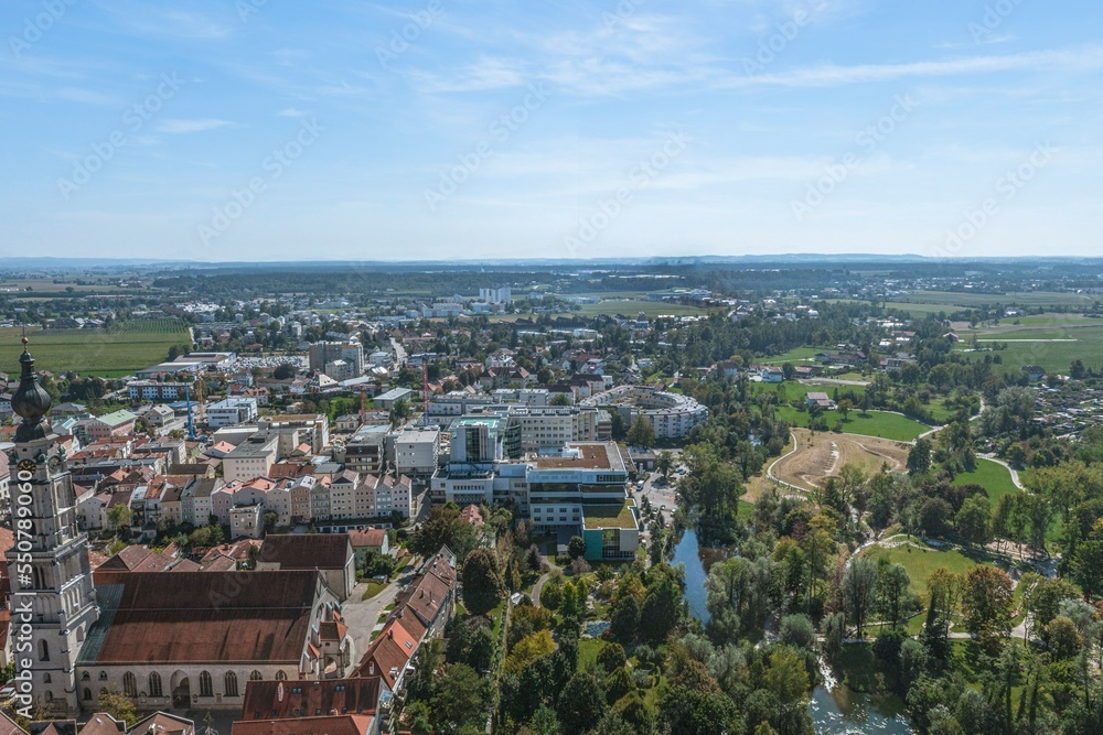 Die oberösterreichische Bezirkshauptstadt Braunau im Innviertel im Luftbild