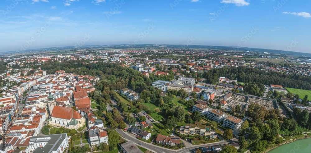 Mühldorf am Inn im Luftbild, rund um die Parkanlagen am Stadtwall