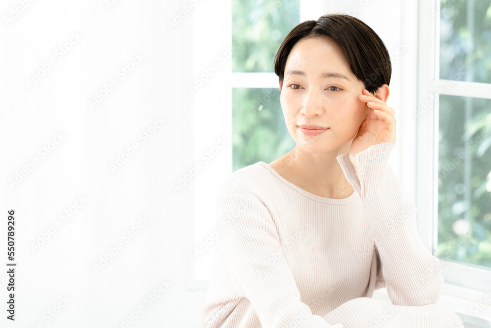 Up of a beautiful Asian woman who thinks it is easy to use for beauty Up of a beautiful Asian woman who thinks it is easy to use for beauty