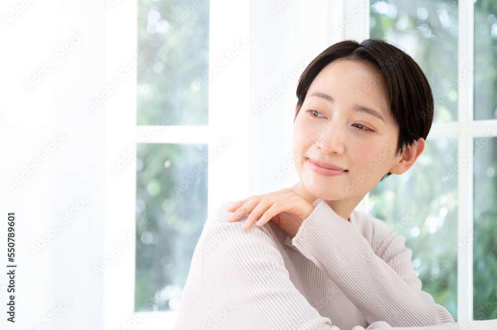 美容にとっても使いやすい美しい女性のアップ  左にコピースペースあり