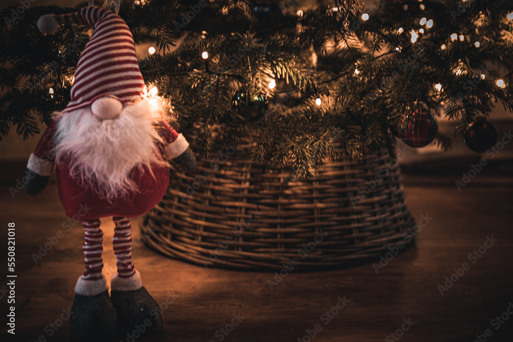 Kartka świąteczna z miejscem na tekst. skandynawski gnome, choinka, ozdoby choinkowe, światła. - obrazy, fototapety, plakaty 