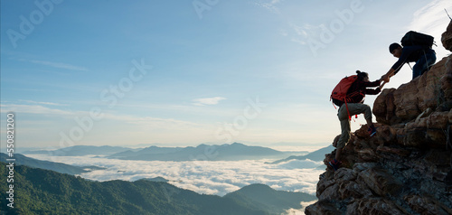 Valokuvatapetti Asian hiking help each other on mountains
