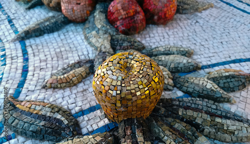 Mosaico mela pomo d’oro foglie e frutta sopra un tavolo con tovaglia photo