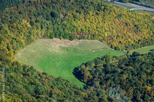 vue aérienne de la forêt à l'automne à Acquigny dans l'Eure en France