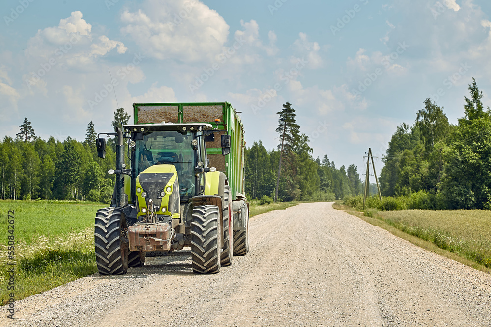 Obraz premium Tractor on a country road