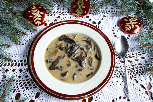 Wigilijna zupa grzybowa z suszonych grzybów