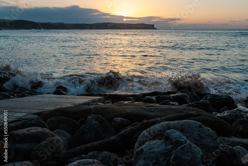 Playa de Los Locos en Suances al atardecer y con la marea alta