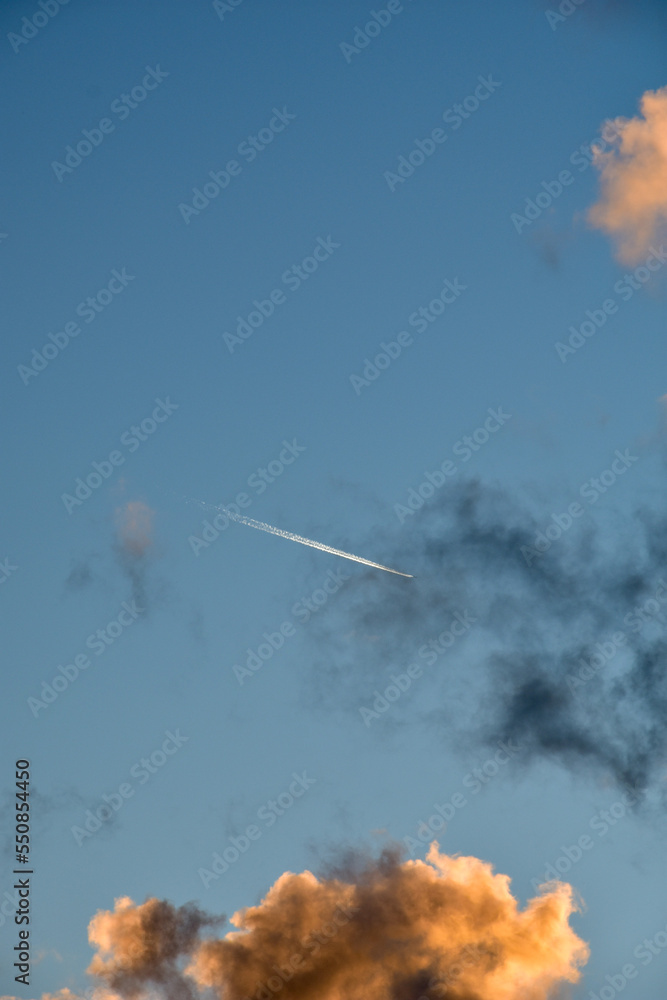 夕暮れ時の秋空と飛行機雲 夕暮れ時の秋空と飛行機雲