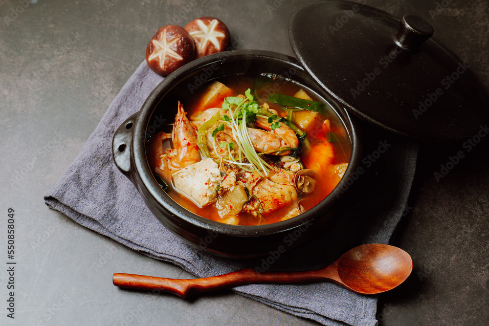 Spicy saengtae (fresh pollack) soup made with fresh pollack, bean curd, radish, crown daisy, and other vegetables and seasoned with red chili powder.