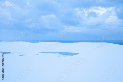 雪で一面真っ白な砂丘 鳥取県 鳥取砂丘