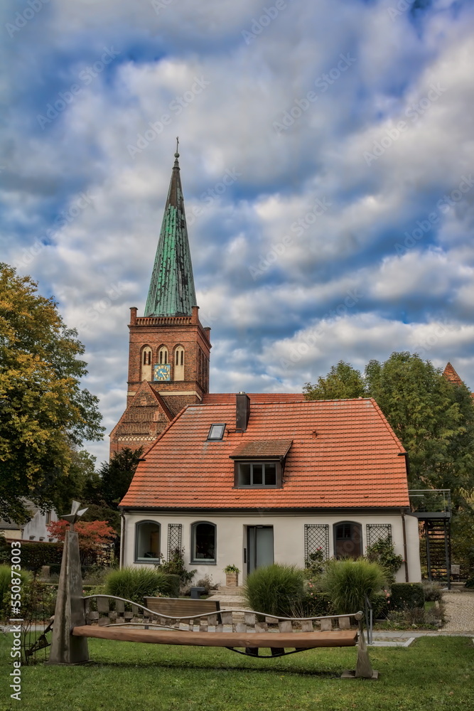 bergen, deutschland - stadtidylle mit turm der marienkirche