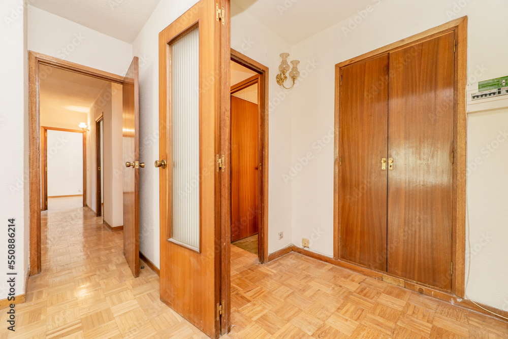 Distributor house with access doors to several rooms, built-in wardrobe with wooden doors and checkerboard oak parquet floors Distributor house with access doors to several rooms, built-in wardrobe with wooden doors and checkerboard oak parquet floors
