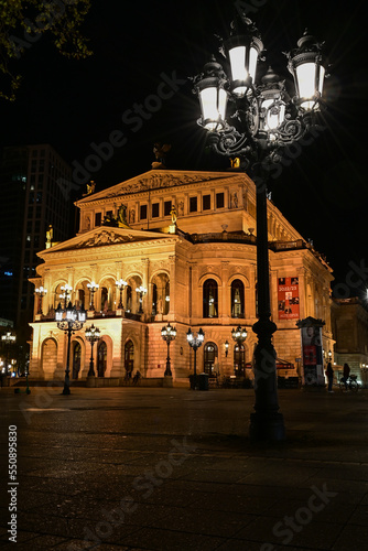 Alte Oper in Frankfurt am Main nachts beleuchtet mit Straßenlaterne, Hessen, Deutschland