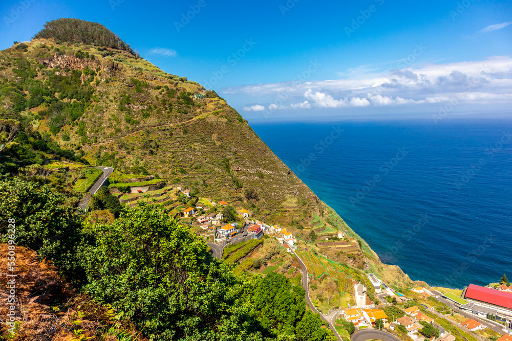 Auf dem Weg zur Nordseite von Madeira unterhalb von Porto Muniz mit fantastischem Blick auf den Atlantik - Madeira - Portugal 