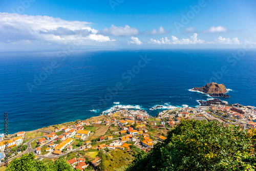 Fototapeta Naklejka Na Ścianę i Meble -  Auf dem Weg zur Nordseite von Madeira unterhalb von Porto Muniz mit fantastischem Blick auf den Atlantik - Madeira - Portugal 