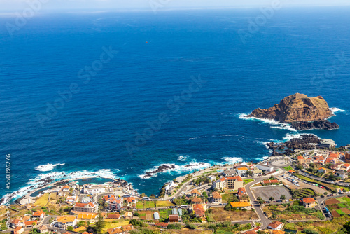 Auf dem Weg zur Nordseite von Madeira unterhalb von Porto Muniz mit fantastischem Blick auf den Atlantik - Madeira - Portugal 