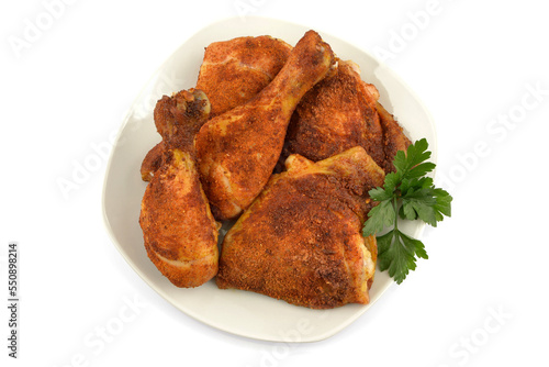 pieczone udka z kurczaka na białym tle