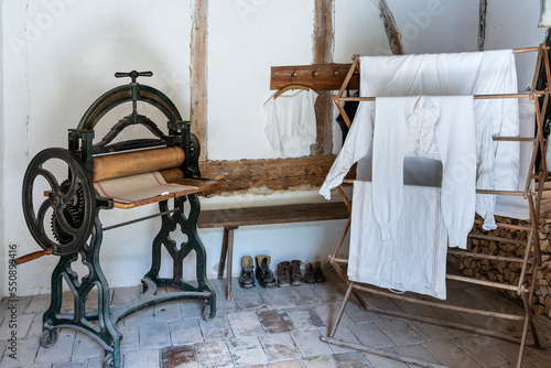 Fotografía Historische Wäschemangel und Wäsche zum Trocknen