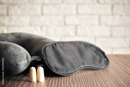 Φωτογραφία Travel sleep equipment on the wooden table