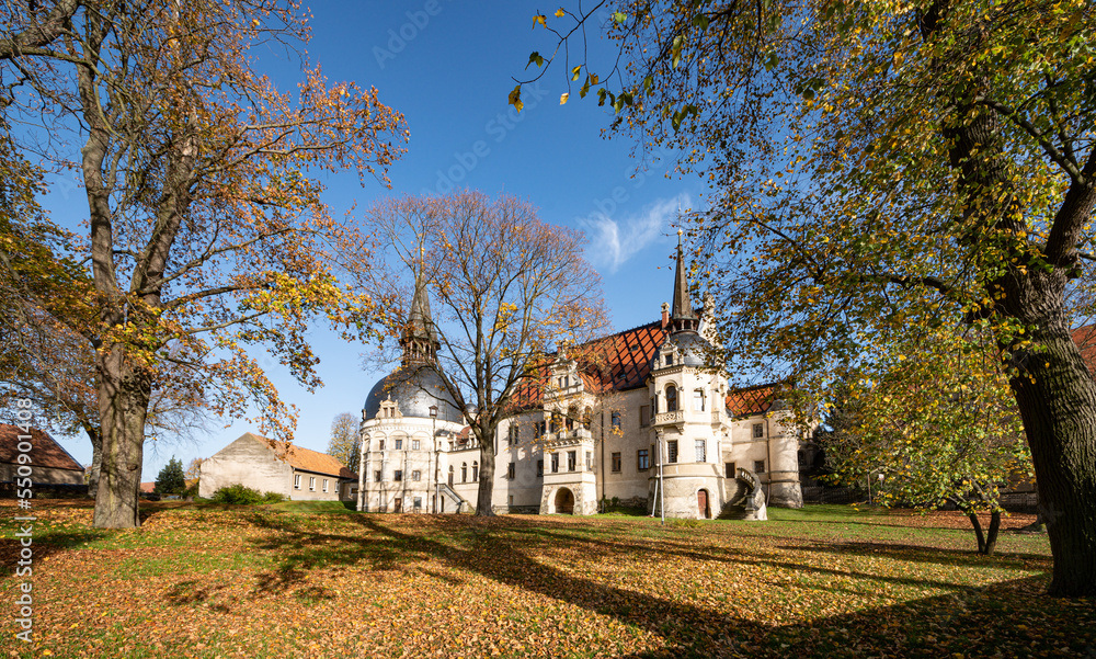 Fototapeta premium Schloss Schönfeld (Sachsen) im Herbst