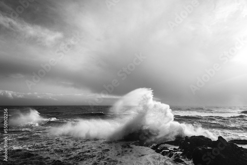 Cuadro en lienzo Dramatic Black and White Ocean Wave Crashing Against Rocks