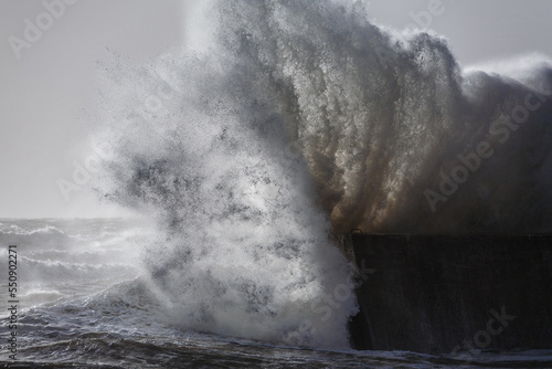Tempête sur la digue en Finistère